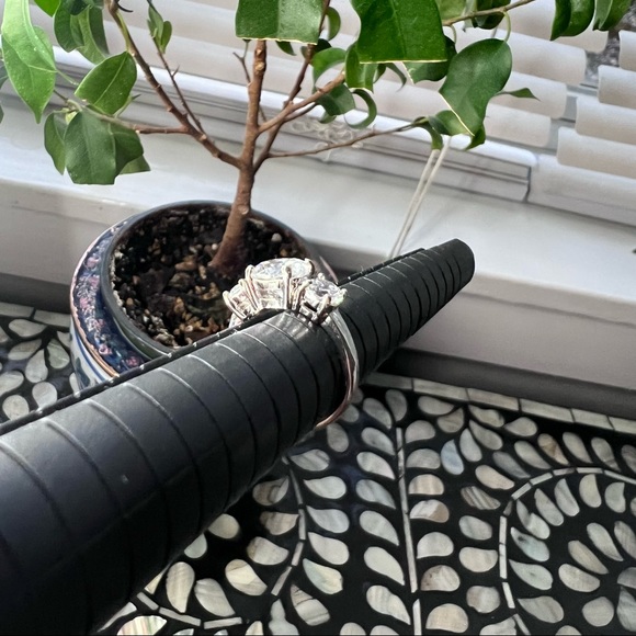 💍 Cubic Zirconia Classic Triple Stone Ring - Picture 5 of 6